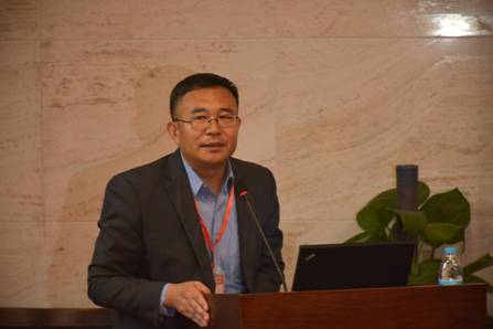 (85级校友、对外经济贸易大学外语学院副院长郭德玉教授主持)