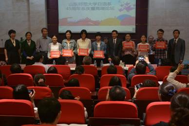 (向学生发放海外教育实践奖励金)