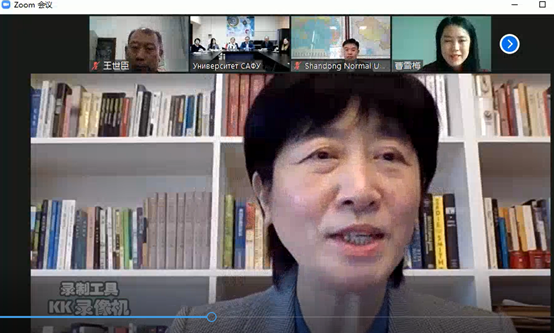 书架前的人描述已自动生成