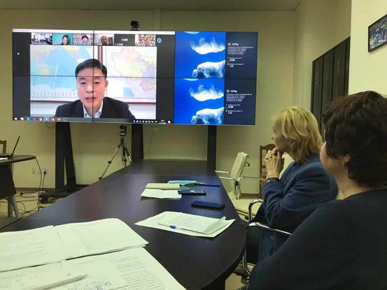 桌子上的电脑萤幕前的人中度可信度描述已自动生成