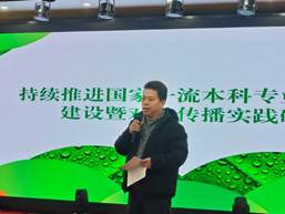 图片包含 男人, 绿色, 站, 桌子AI 生成的内容可能不正确。